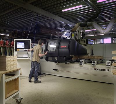 اپراتور دستگاه CNC در سالن تولید