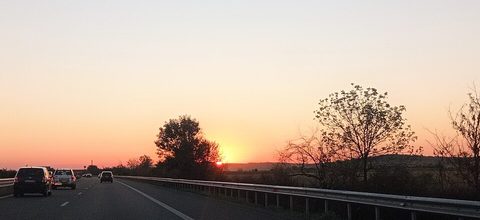 جاده بین‌شهری در غروب