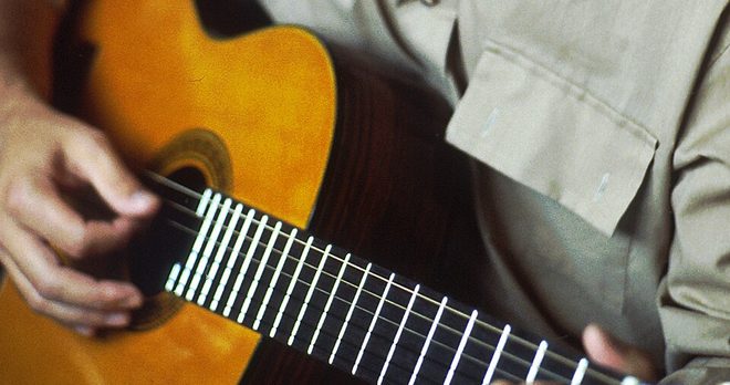 هنرجوی گیتار کلاسیک در حال نوازندگی