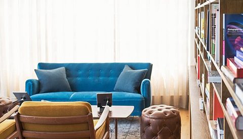 مبل راحتی دونفره توسکا با پارچه مخمل در فضای نشیمن