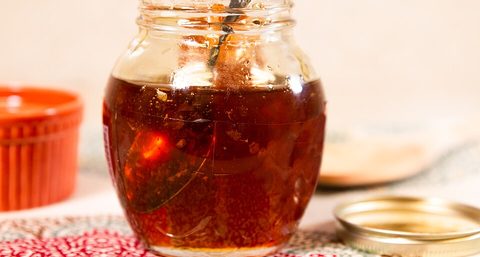 عسل طبیعی چندگیاه در ظرف شیشه‌ای