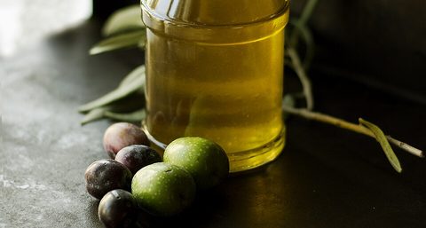 بطری روغن زیتون فرابکر با زیتون تازه