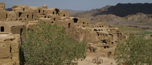 کلبه‌ی چوبی باغ میان درختان