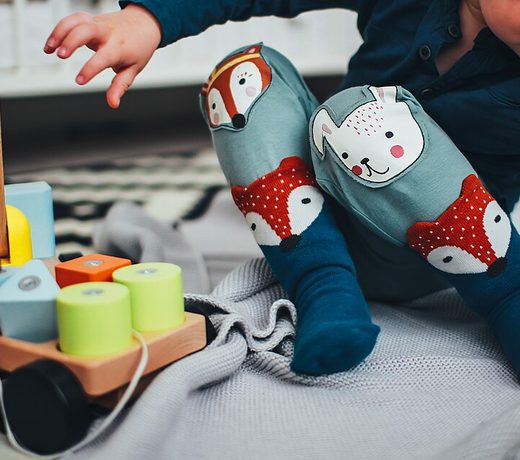 کودک در حال بازی با اسباب‌بازی چوبی